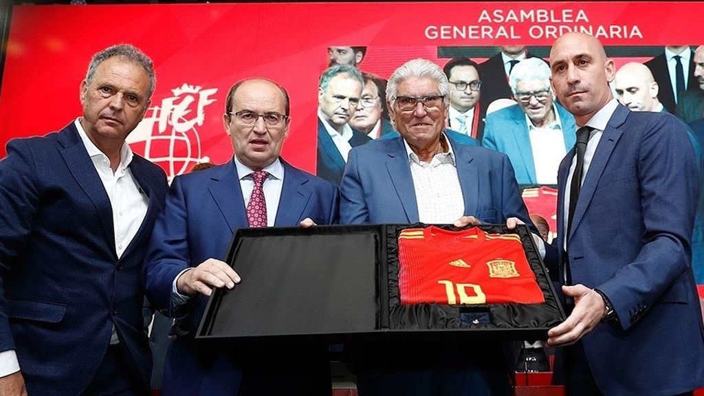 La Federación Española entrega la insignia de oro póstuma a José Antonio Reyes