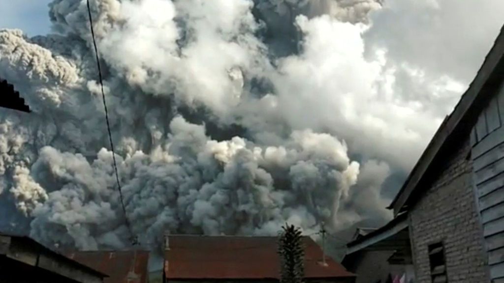 El volcán indonesio Sinabung vuelve a explotar y las imágenes son espectaculares