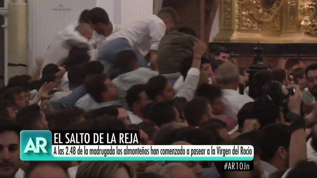 Los almonteños saltan la reja de madrugada para pasear a la Virgen del Rocío