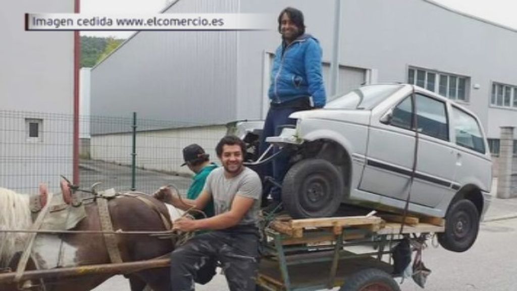 Un coche montado en un carro tirado por un caballo sorprende a los conductores en Asturias