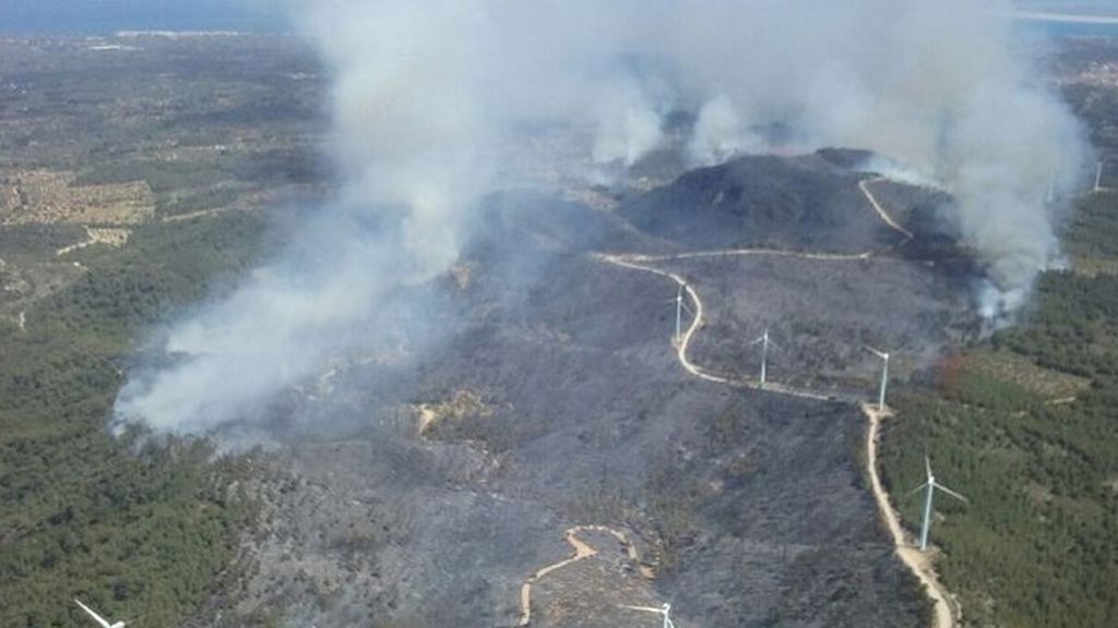 100 hectáreas calcinadas en El Perelló, Tarragona, por un incendio que sigue activo