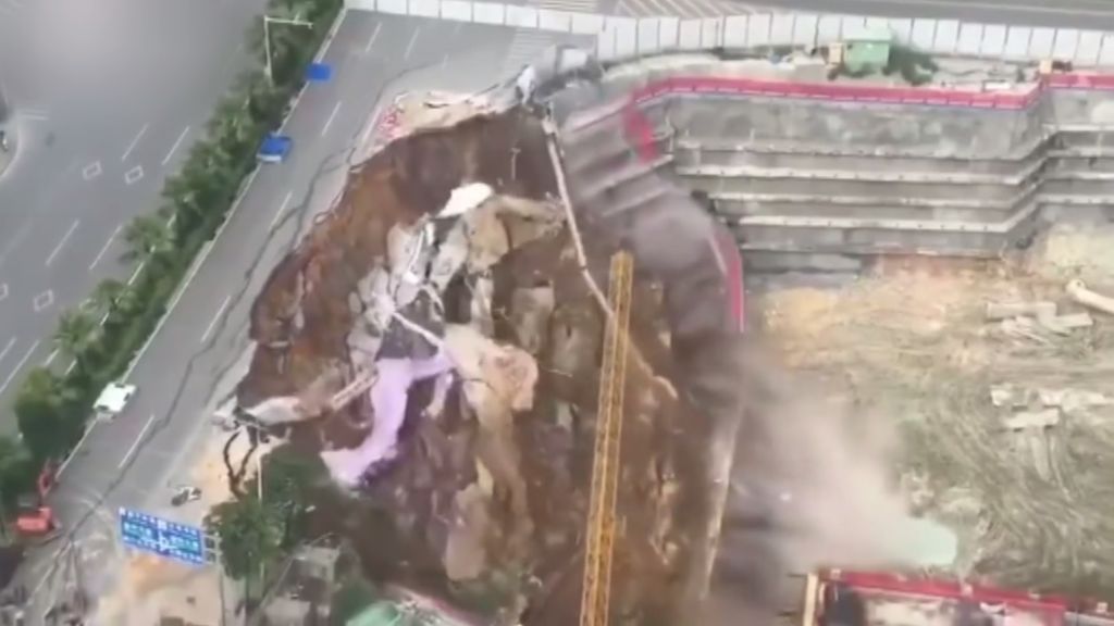 Espectacular desplome de una carretera en China