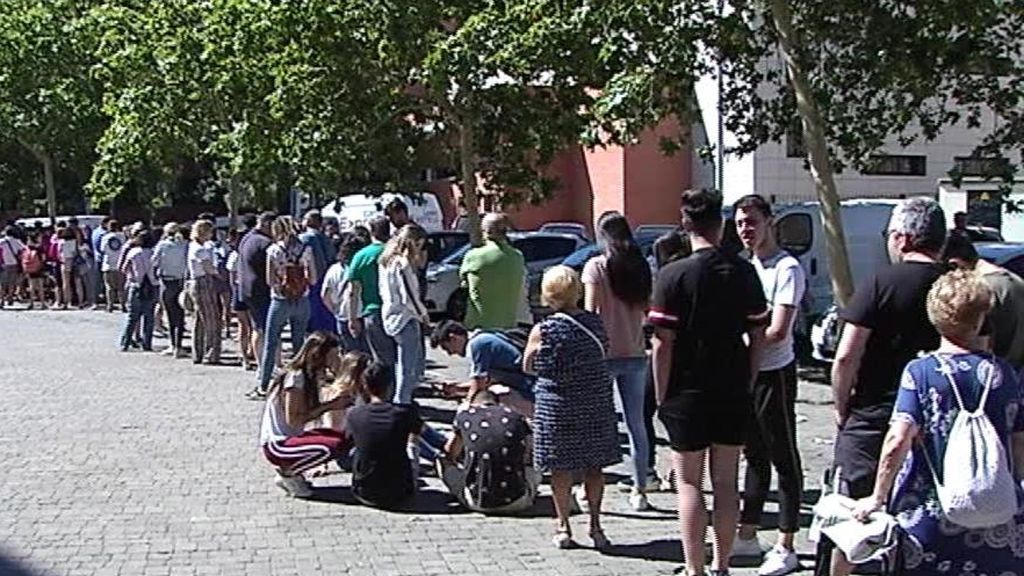 Miles de personas hacen cola para ver a Rosalía gratis en Córdoba Miles de personas hacen cola para ver a Rosalía gratis en Córdoba