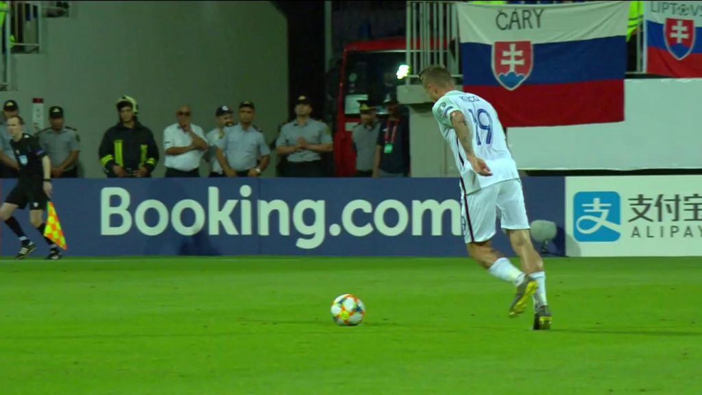 Espectacular folha seca de Kucka de libre directo para ampliar la ventaja (0-2) Espectacular folha seca de Kucka de libre directo para ampliar la ventaja (0-2)