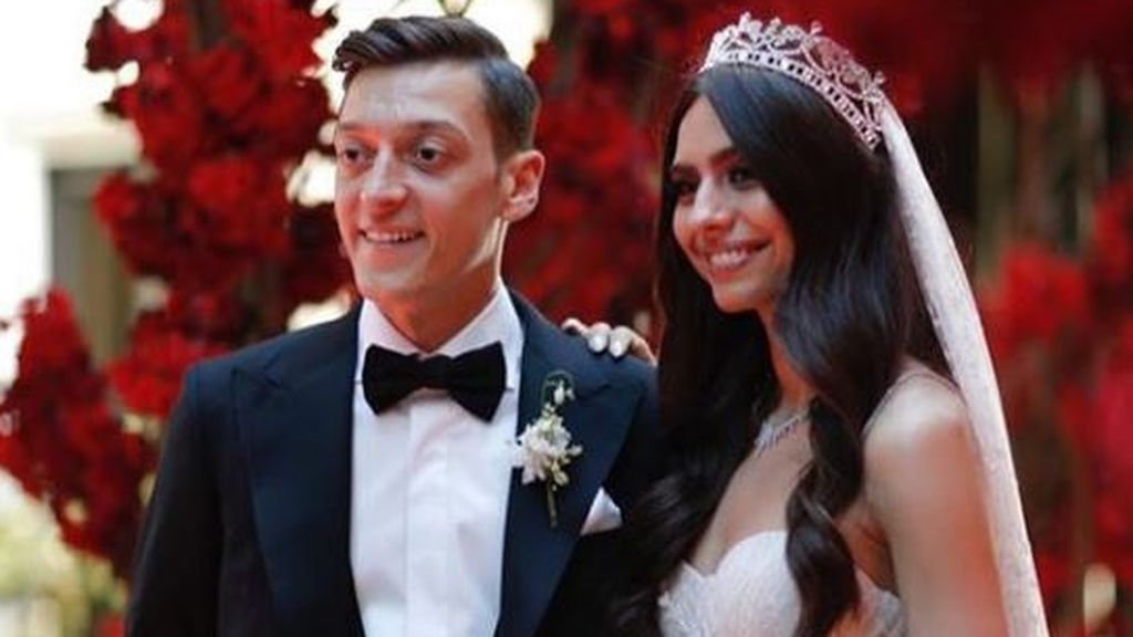 El gran gesto de Ozil y su esposa el día de su boda: Donaron comida a 16.000 personas sin hogar El gran gesto de Ozil y su esposa el día de su boda: Donaron comida a 16.000 personas sin hogar
