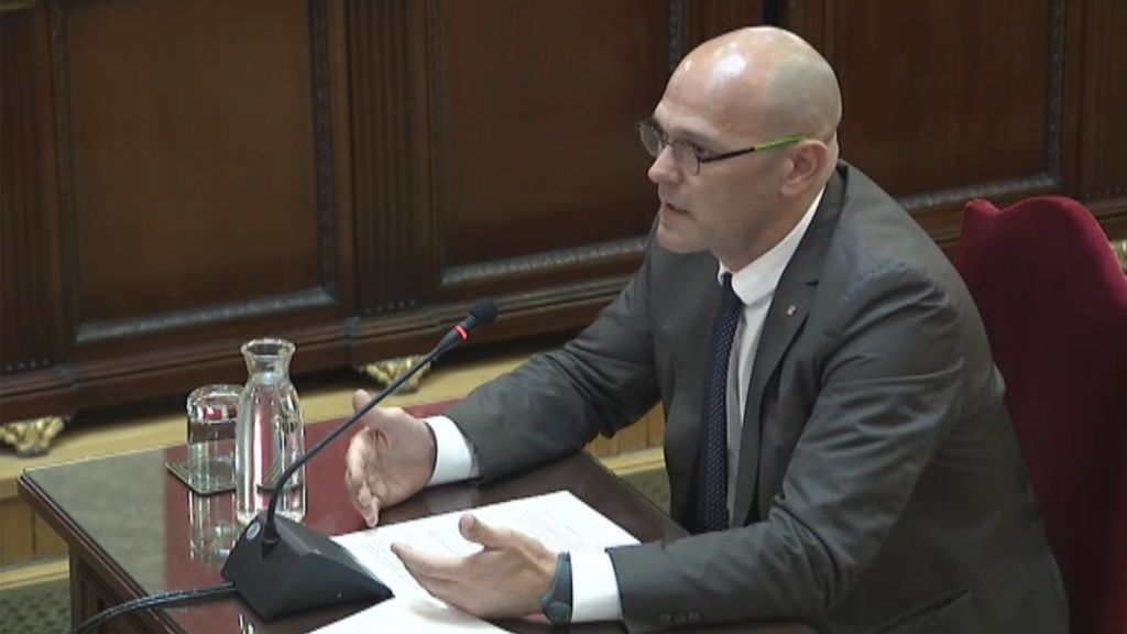 Romeva: "Aquí no estamos sentadas solo 12 personas. Están sentadas más de dos millones de personas"