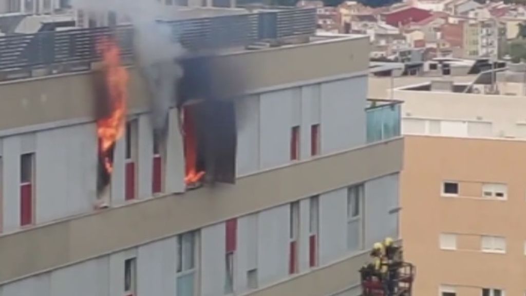 Un herido crítico en el incendio de un edificio de viviendas en Terrassa