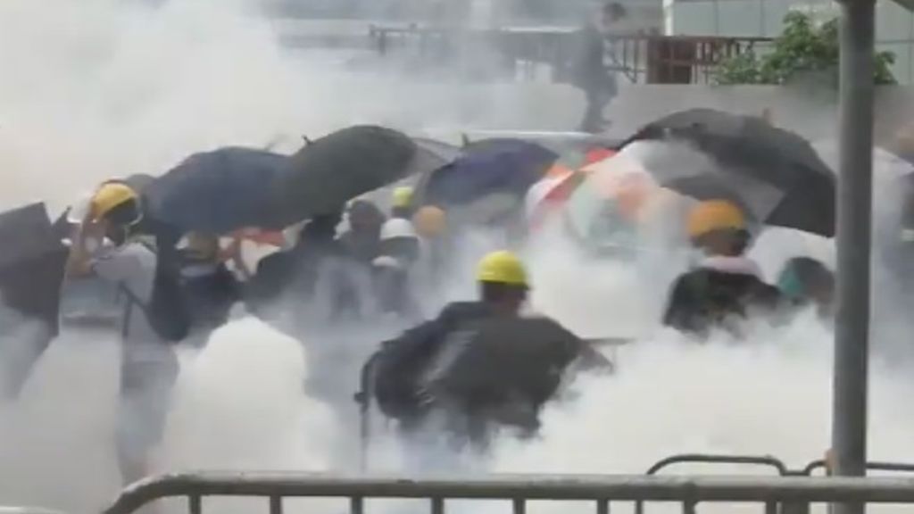 Paraguas como escudos, en las protestas de Hong Kong en contra de la ley de extradición