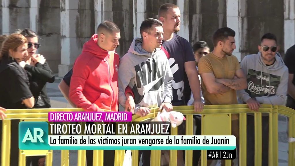 Tensión en Aranjuez: la Policía cachea a los familiares de las víctimas que esperan en el juzgado