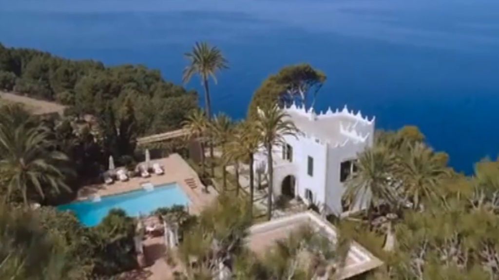 Michael Douglas rebaja casi a la mitad la venta de su “retiro mágico”, su mansión en Mallorca