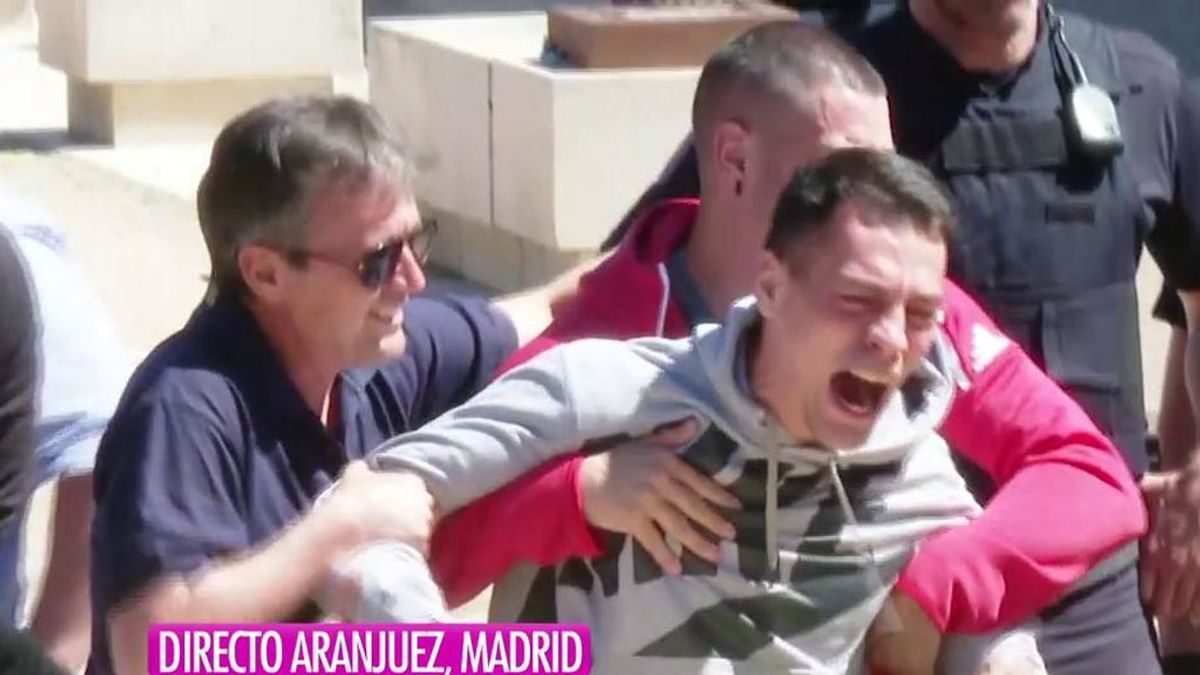 Gritos desesperados y una detención: la llegada al juzgado del asesino de Aranjuez
