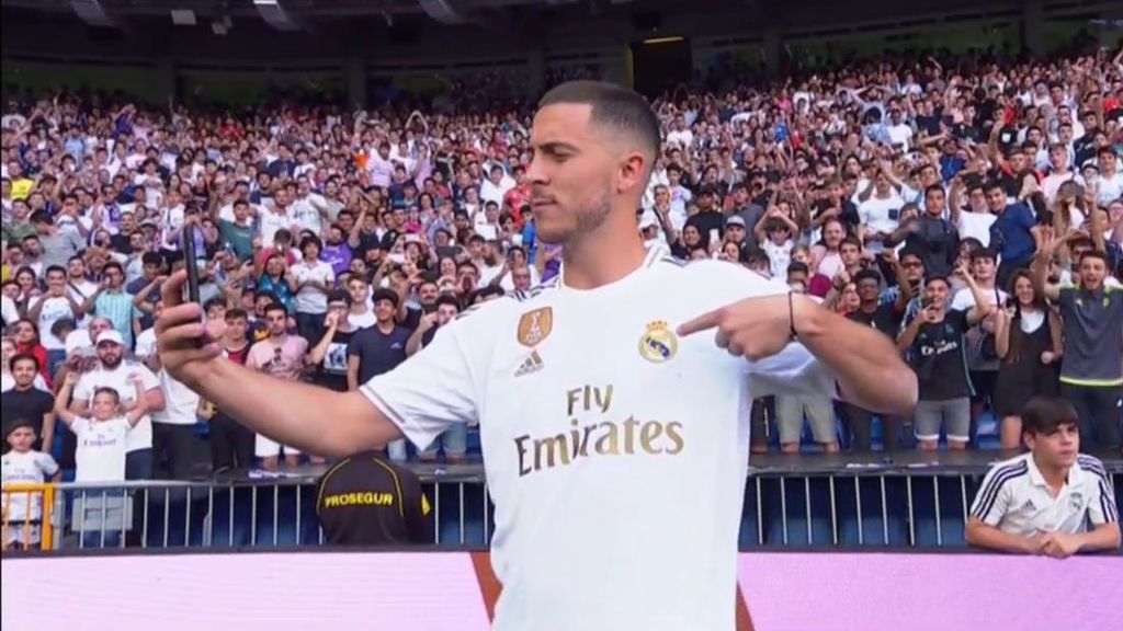 Del selfie con el Bernabéu, al "Hala Madrid": la presentación de Hazard, en imágenes