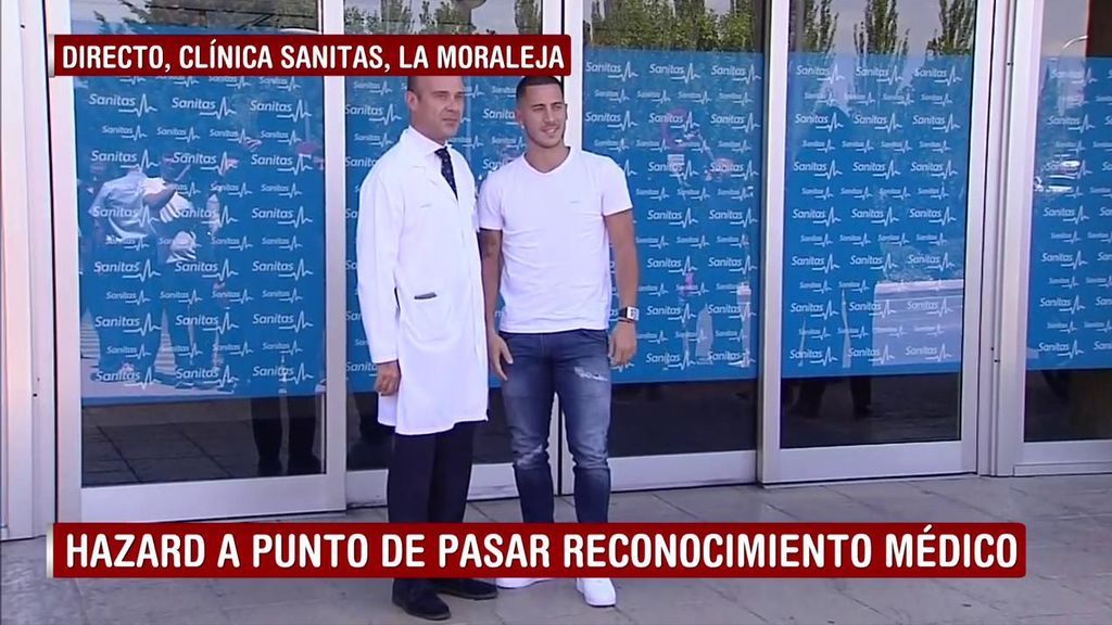 Hazard pide unos minutos al doctor para poder fotografiarse con los aficionados del Real Madrid