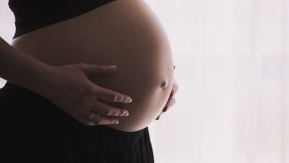 Dona su útero después de tener tres niños para ayudar a otra mujer a ser madre