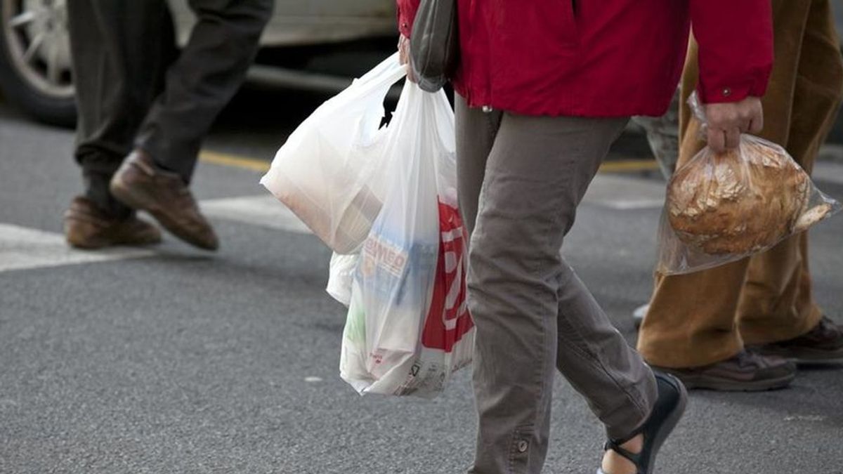 Un supermercado regala bolsas de plástico con mensajes vergonzantes para que sus clientes usen las reutilizables