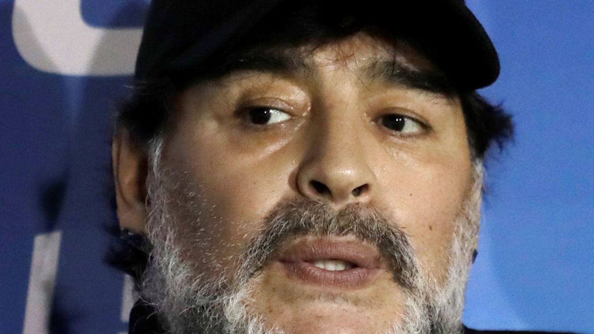 Maradona dimite como entrenador en México por problemas de salud