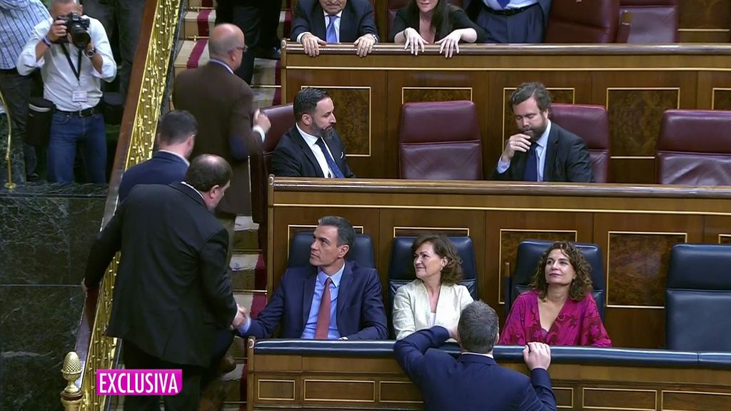 Junqueras y Pedro Sánchez se saludan en el Congreso