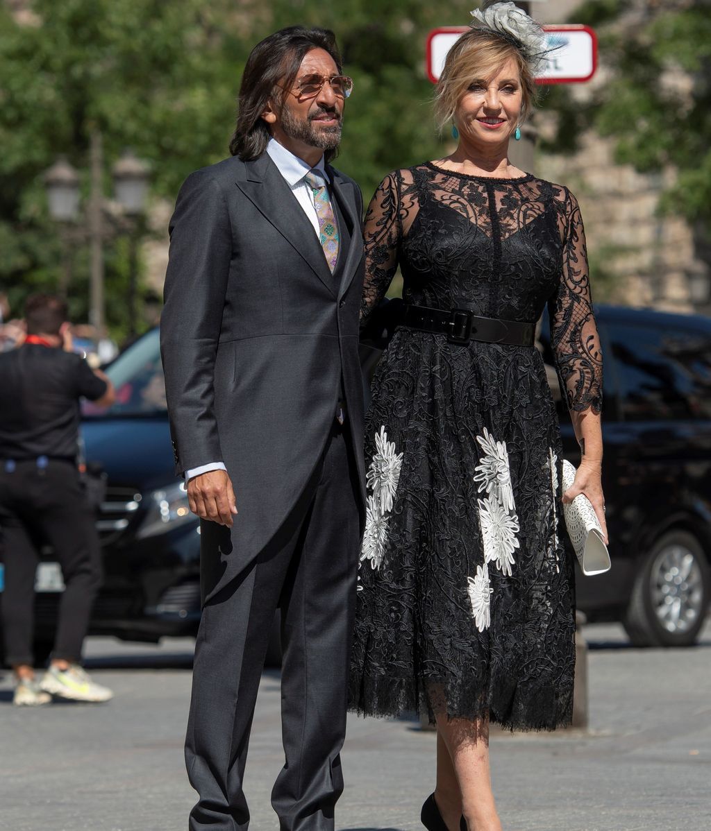 El cantante Antonio Carmona y su pareja, a su llegada a la Catedral de Sevilla