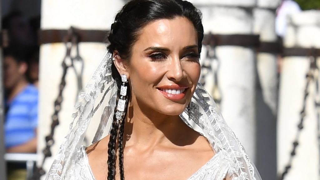 Trenzas, flores negras y pedrería: el vestido de novia de inspiración zíngara de Pilar Rubio