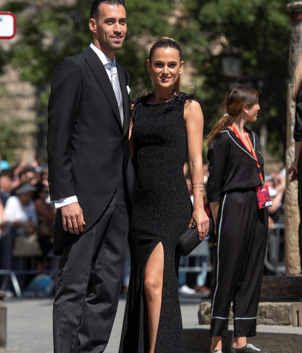 El futbolista Sergio Busquets y su esposa Ana Galera, a su llegada a la Catedral de Sevilla