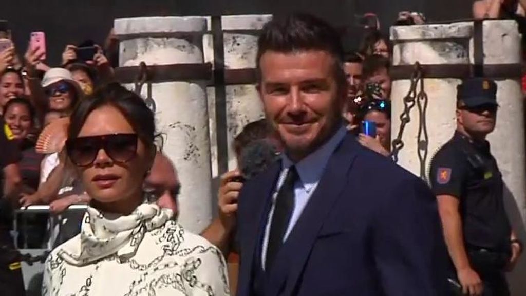 Locura en Sevilla con la llegada de David Beckham y Victoria para la boda de Ramos y Pilar Rubio Locura en Sevilla con la llegada de David Beckham y Victoria para la boda de Ramos y Pilar Rubio