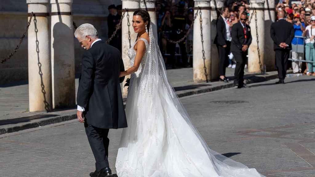 Pilar Rubio junto a su padre a la llegada a la catedral