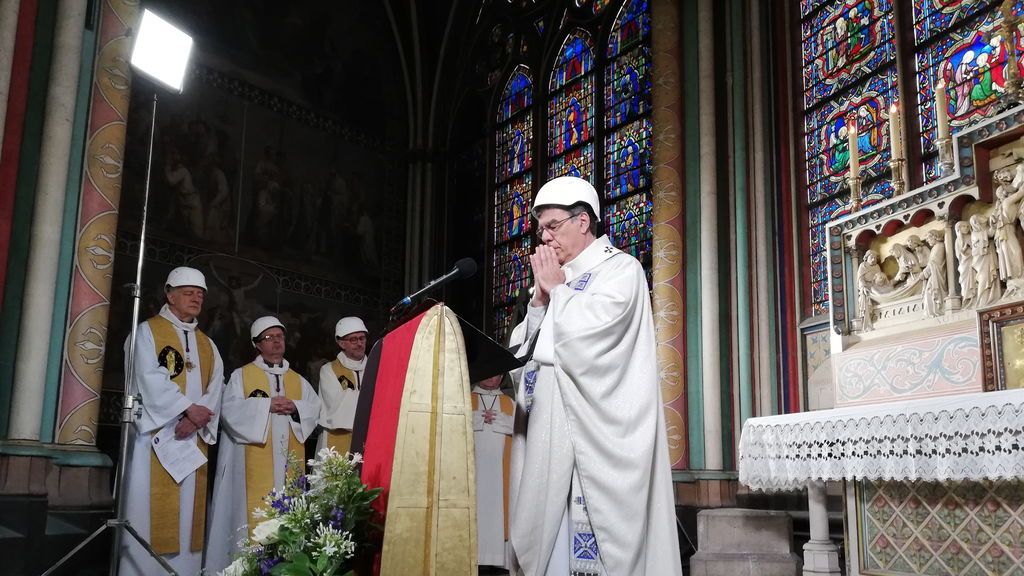 Primera misa sin fieles en Notredame tras el devastador incendio