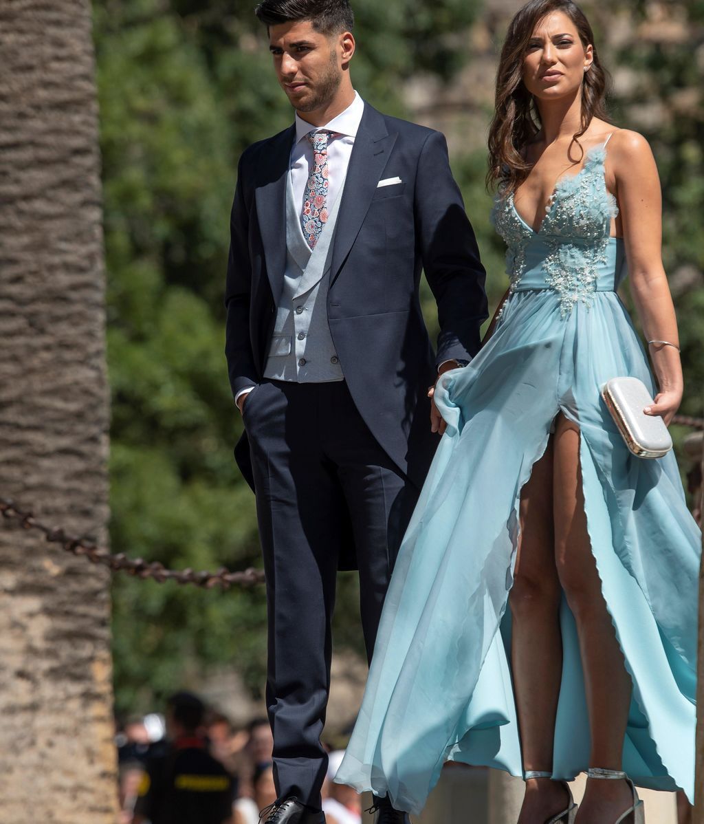 El futbolista Marco Asensio y su pareja a su llegada a la Catedral de Sevilla