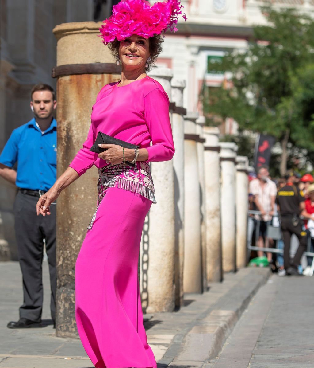 La presentadora Nati Abascal a su llegada a la Catedral de Sevilla