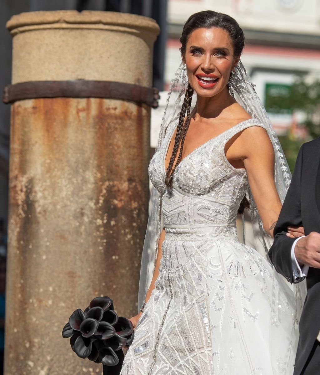 Pilar Rubio, muy emocionada a su llegada a la catedral