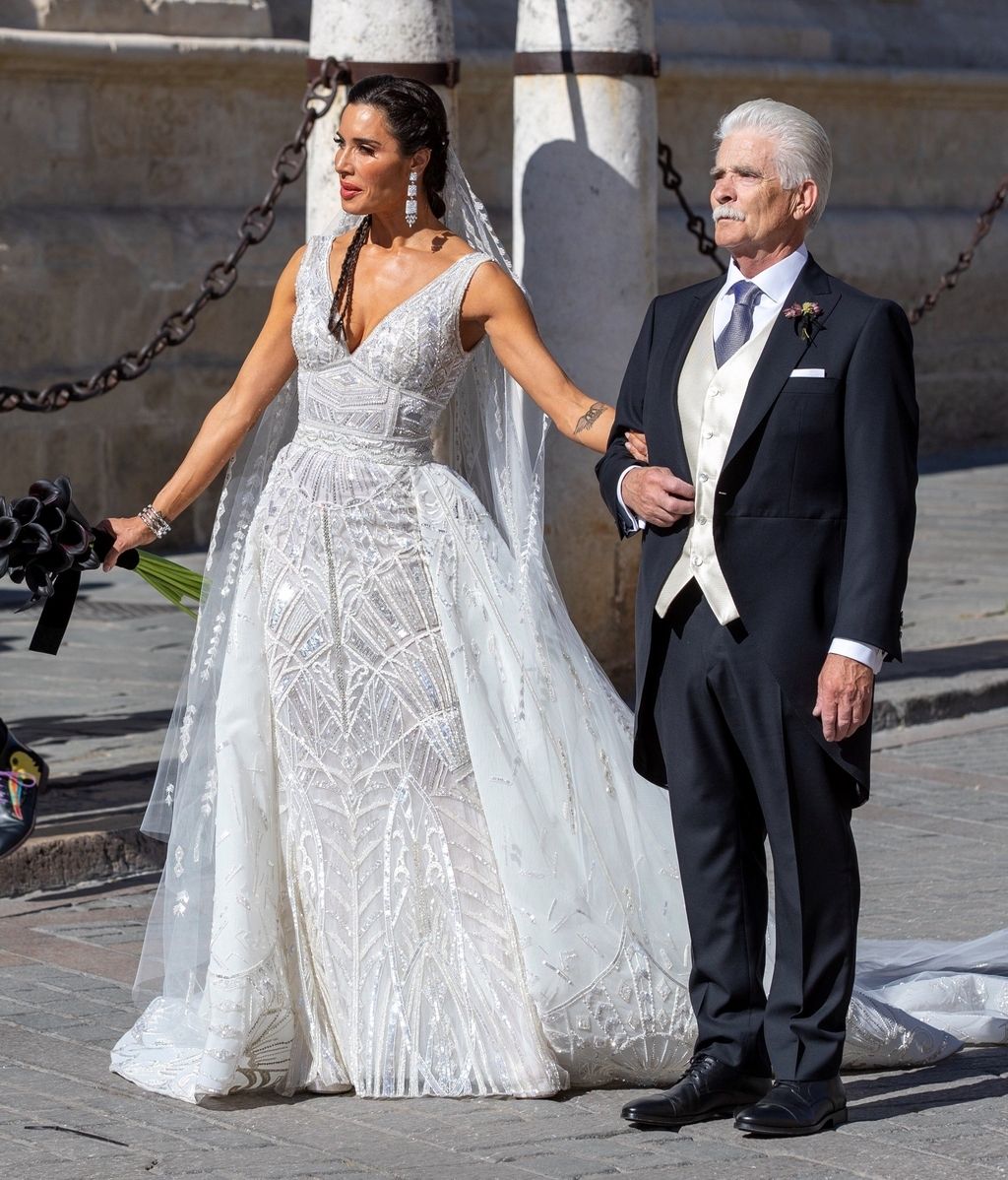 Pilar Rubio junto a su padre a la llegada a la catedral