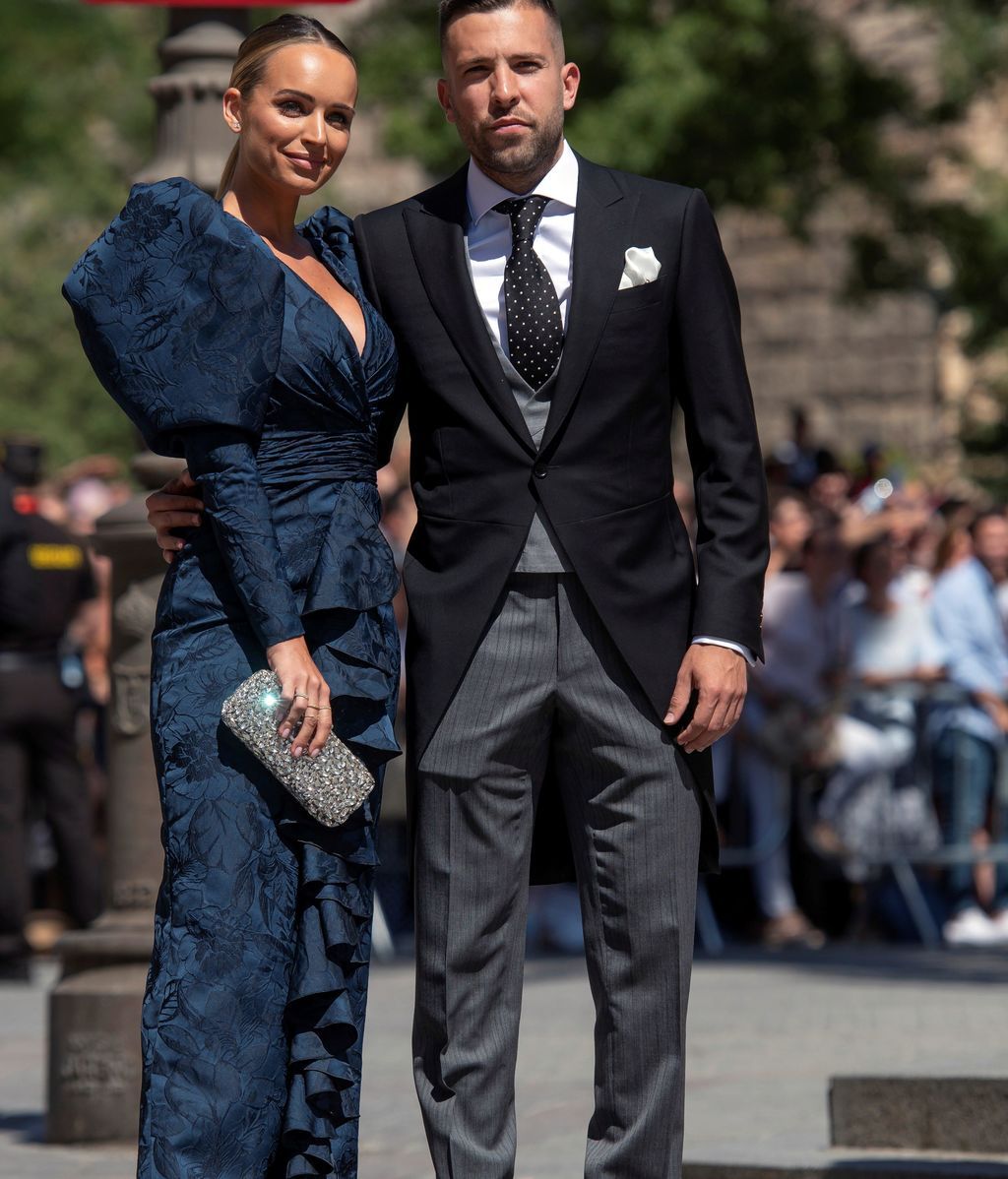 El futbolista Jordi Alba y su pareja a su llegada a la Catedral de Sevilla