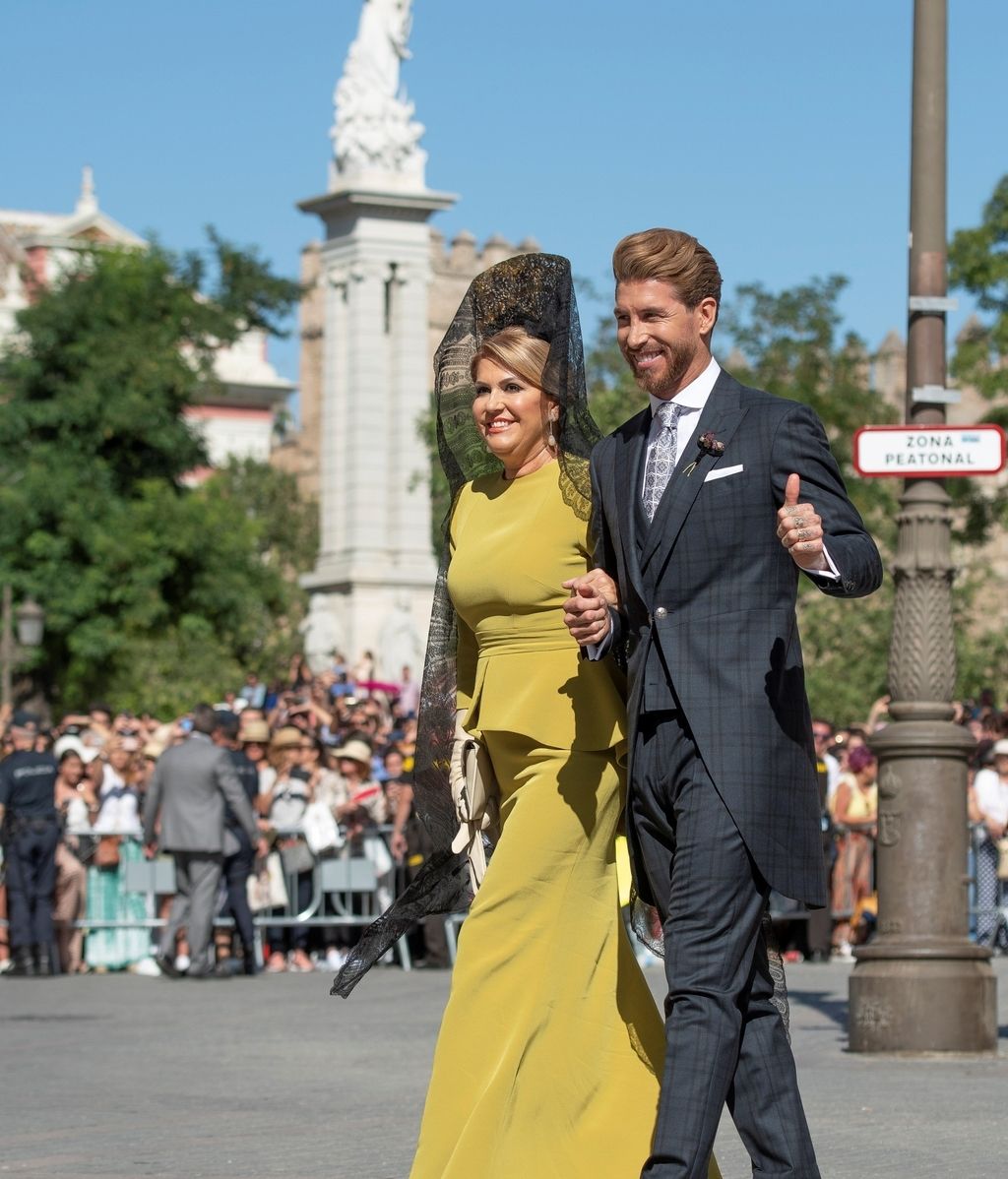 Sergio Ramos junto a su  madre a la llegada a la catedral