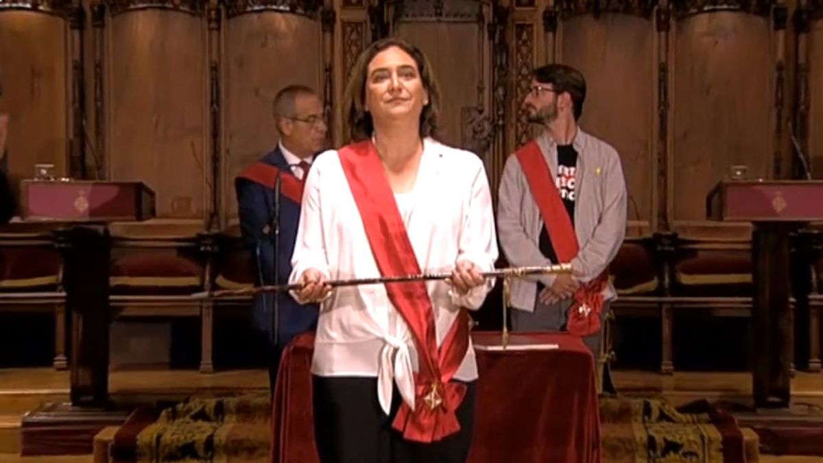 Ada Colau, investida alcaldesa de Barcelona con los votos de BComú, PSC y tres de Valls