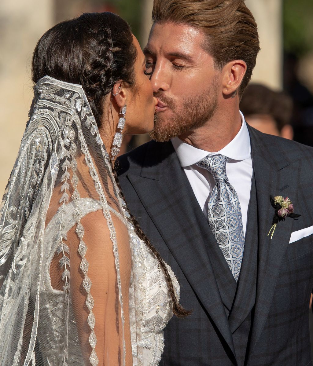 La presentadora Pilar Rubio y el futbolista Sergio Ramos, a la salida de la Catedral de Sevilla