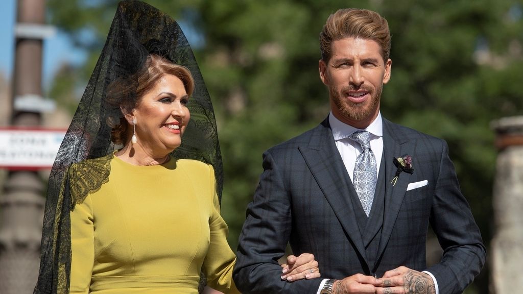 Sergio Ramos junto a su  madre a la llegada a la catedral