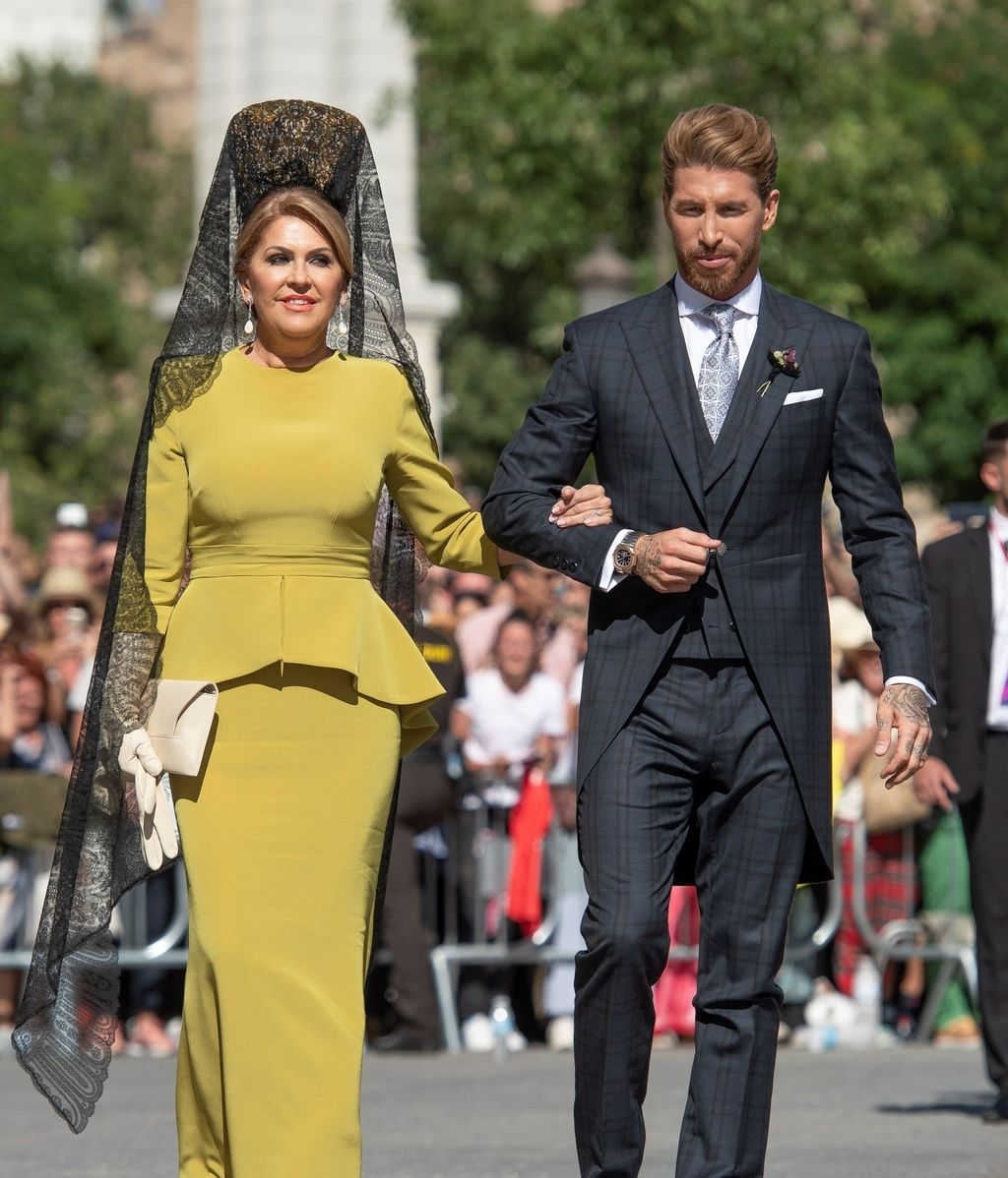 Sergio Ramos junto a su  madre a la llegada a la catedral