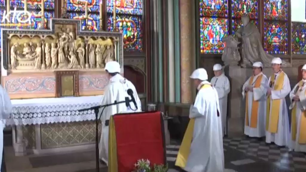 Primera misa sin fieles en Notredame tras el devastador incendio