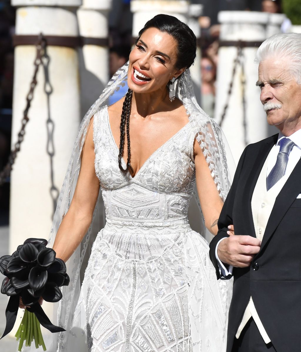 Pilar Rubio: su vestido de novia de inspiración cíngara con trenzas y  flores negras - Divinity