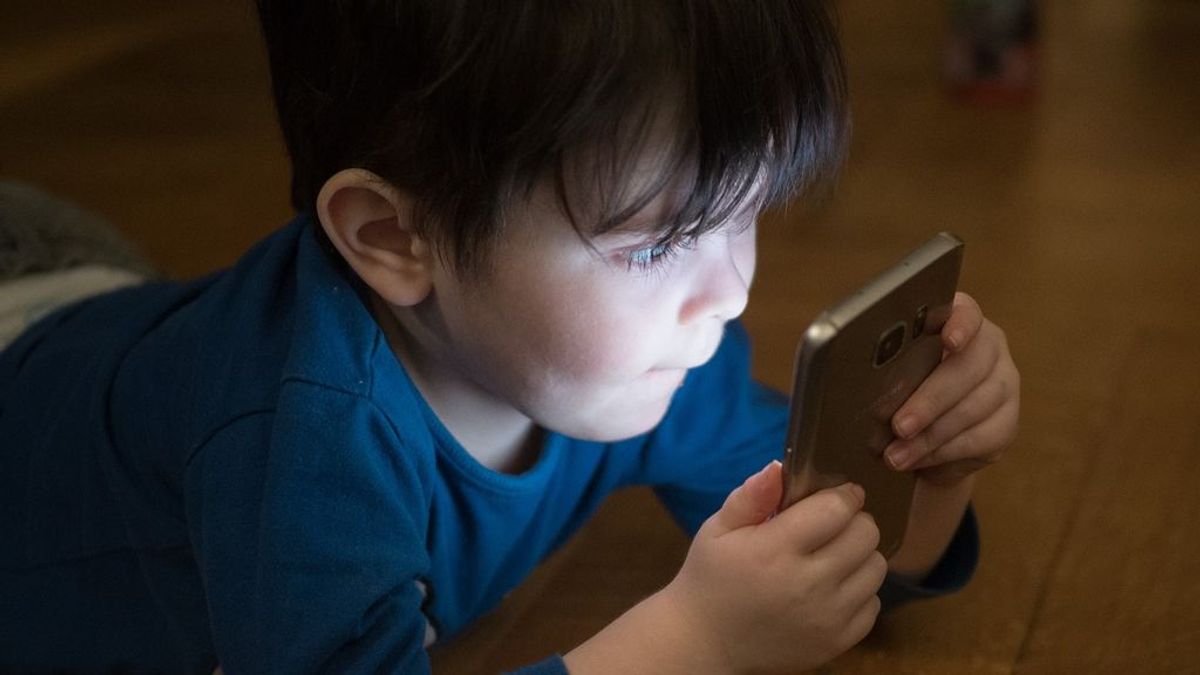El uso excesivo de teléfonos móviles puede provocar síndrome de túnel carpiano a los niños