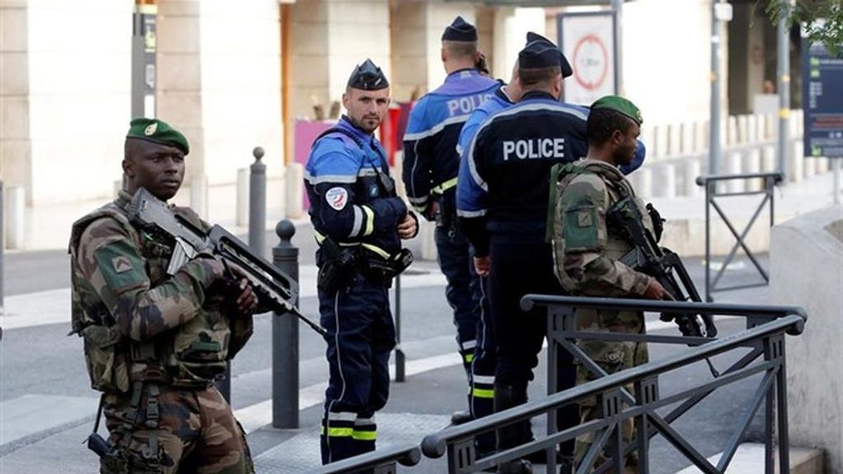 Abatido a tiros un individuo tras amenazar con un cuchillo a militares en Lyon