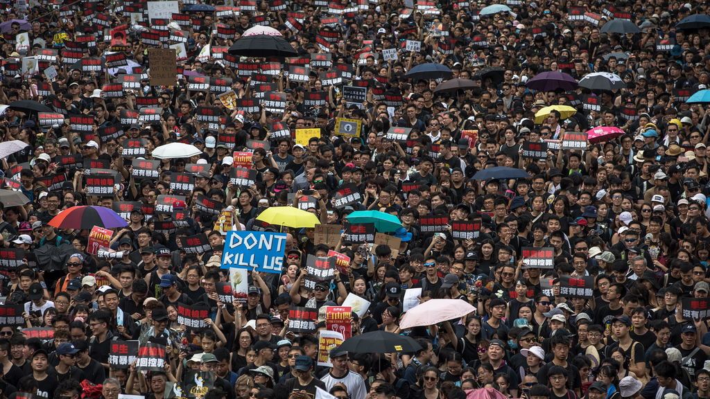 Miles de hongkoneses exigen en la calle desterrar el proyecto de ley de extradición