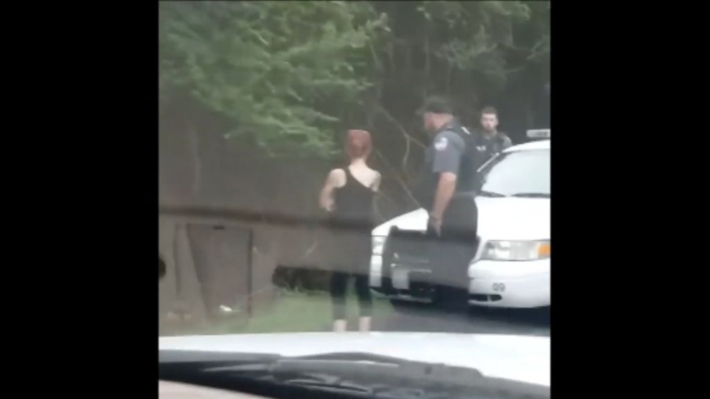 Detenida una mujer por conducir borracha por la carretera un coche de juguete