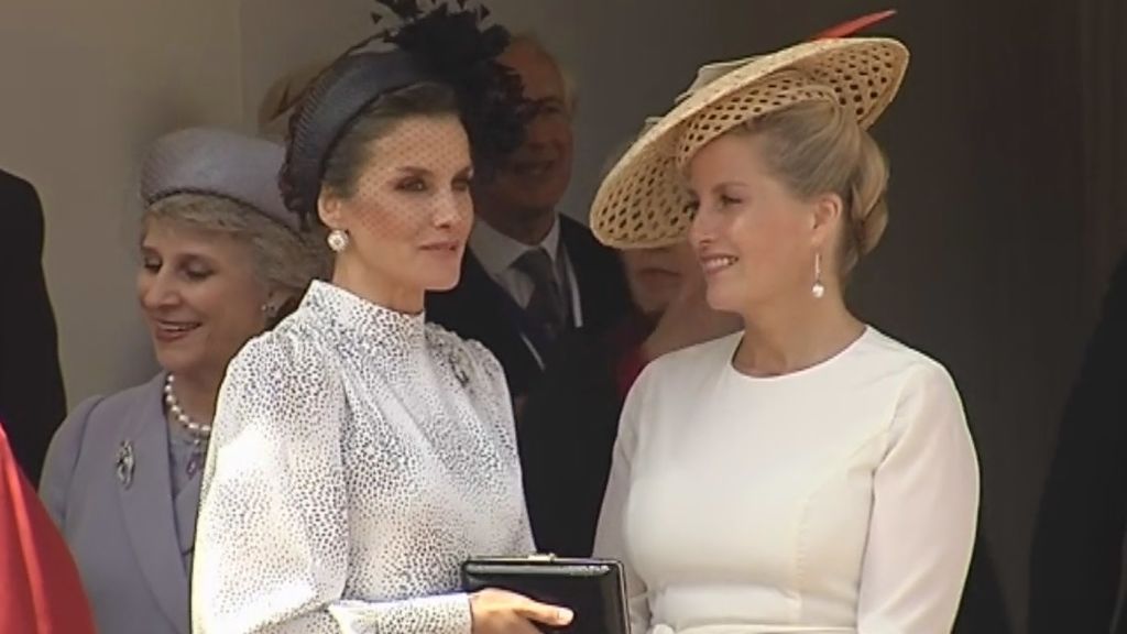 La Reina Letizia deslumbrante en la ceremonia de imposición de la máxima distinción británica
