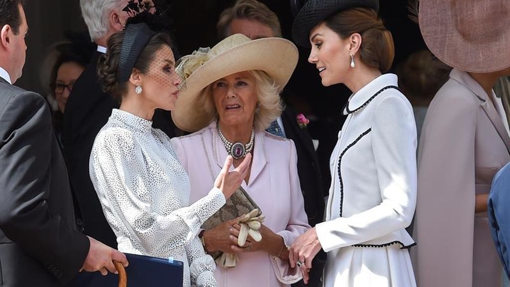 La Reina Letizia  junto a Camilla, duquesa de Cornualles, conversa con Kate Middleton