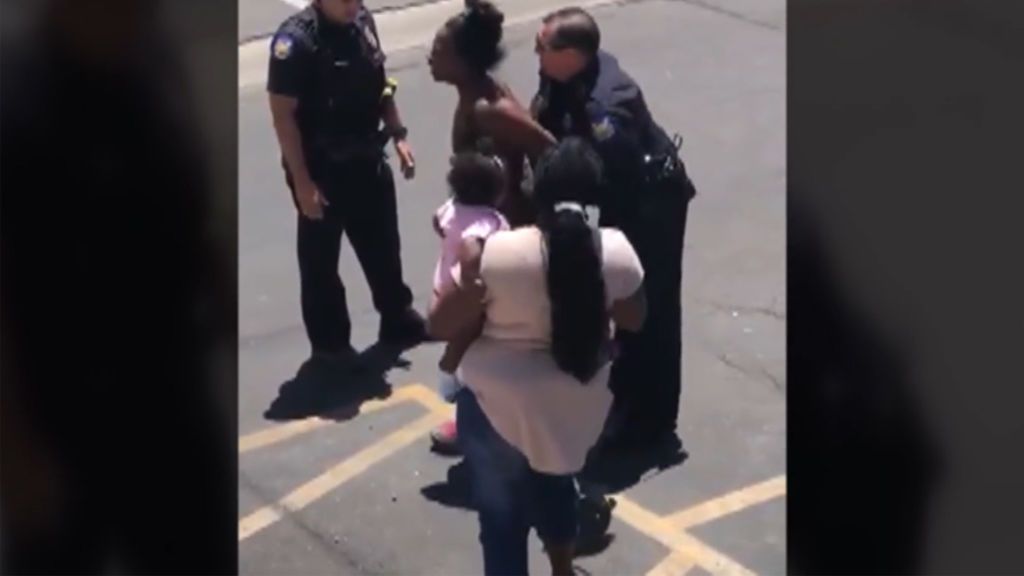 Indignación por la actuación policial ante el robo de una muñeca por parte de una niña de 4 años en EEUU