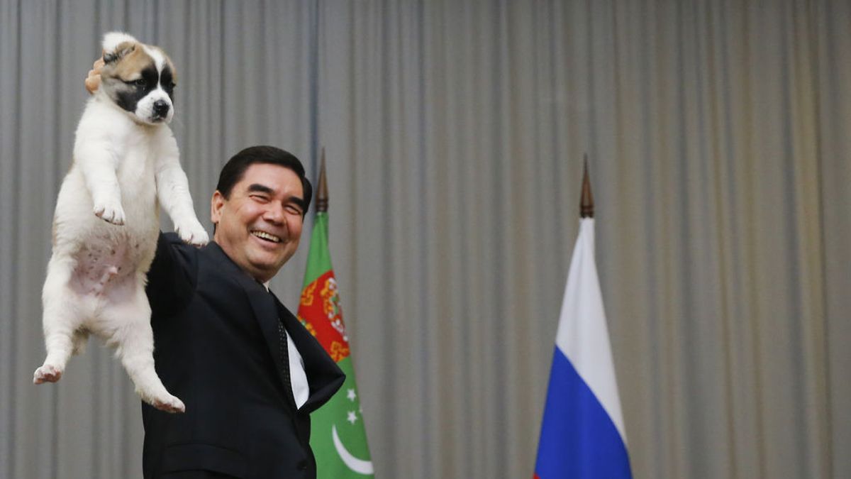 Los sorprendentes vídeos del presidente pistolero y rapero que gobierna Turkmenistan con mano de hierro