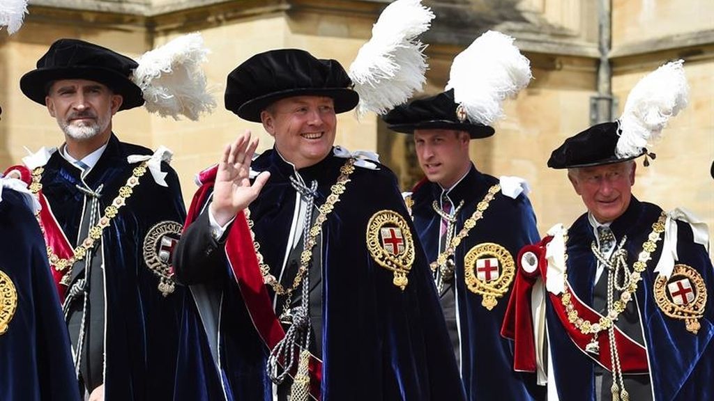 Felipe VI acompañado de Guillermo de Holanda, el duque de Cambridge y el príncipe Carlos hacia la capilla de San Jorge