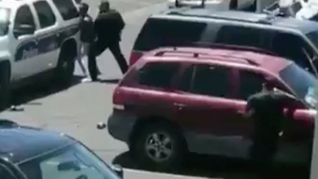 La policía de Phoenix detiene a una niña a punta de pistola por el robo de una muñeca La policía de Phoenix detiene a una niña a punta de pistola por el robo de una muñeca