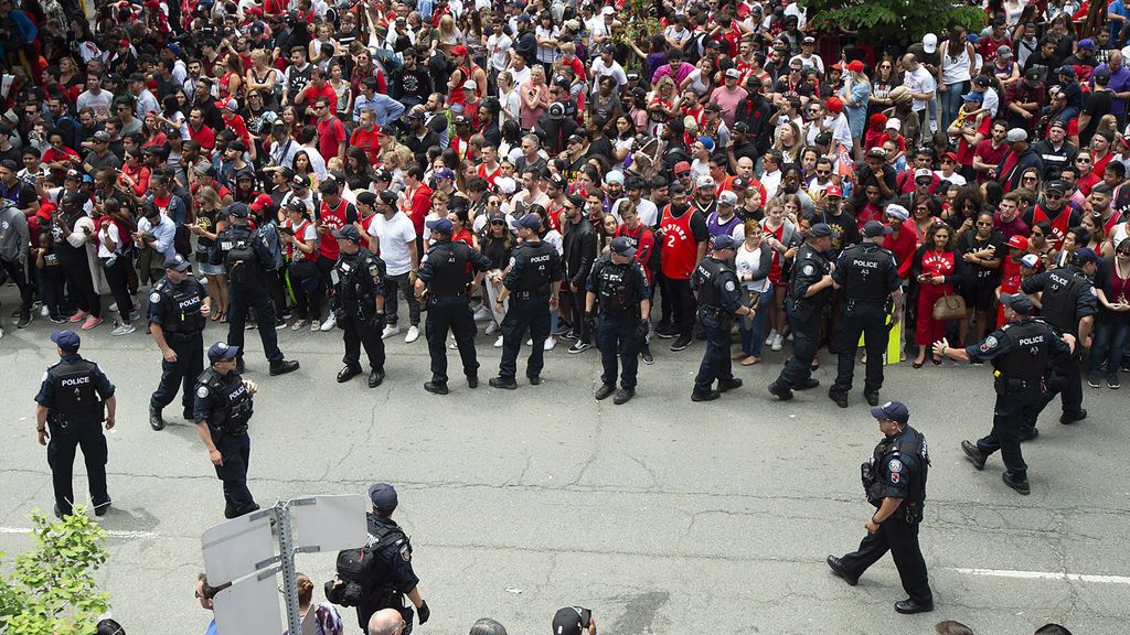 Tiroteo en Toronto durante la celebración del título de la NBA: hay dos heridos y dos detenidos Tiroteo en Toronto durante la celebración del título de la NBA: hay dos heridos y dos detenidos